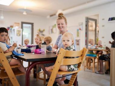 Børn spiser i den integrerede institution Bifrost
